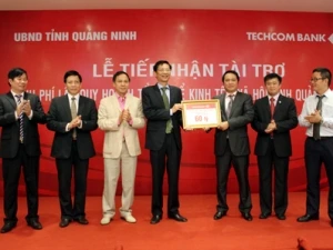Lãnh đạo tỉnh Quảng Ninh nhận tài trợ từ Teckcombank. (Ảnh: Teckcombank)