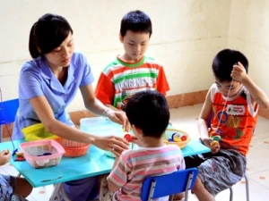Trung tâm Hy Vọng (Hội cứu trợ trẻ em tàn tật Hà Nội) điều trị, phục hồi chức năng cho trẻ tự kỷ. (Ảnh: Dương ngọc – TTXVN)