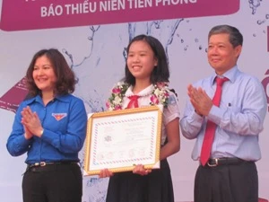 Ban tổ chức cuộc thi trao giải Nhất cho Thùy Dương. (Ảnh: Phạm Mai/Vietnam+)