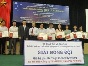 Ban tổ chức trao giải cho các tác giả. (Ảnh: PV/Vietnam+)