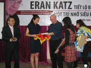 Ông Karran Katz tặng quà và tiền cho Quỹ từ thiện Sao Việt