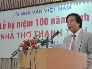 Nhà thơ Đỗ Hàn phát biểu trong lễ kỷ niệm 100 năm ngày sinh nhà thơ Thanh Tịnh. (Ảnh: Nguyễn Thủy/TTXVN) 