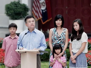 Ông Gary Locke cùng vợ con trong buổi lễ ra mắt tại Đại sứ quán Mỹ ở Trung Quốc (Nguồn: Getty)