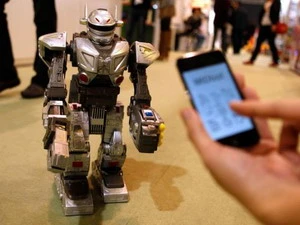 Robot biết đi tại Hội chợ đồ chơi Hong Kong 2012 (Nguồn: AFP)