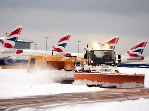 Sân bay Heathrow ở London ngập tuyết (Nguồn: DM)