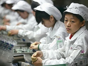 Công nhân tại nhà máy của Foxconn (Nguồn: everythingicafe.com)