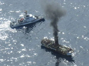 Con tàu "ma" bốc cháy sau khi bị tàu Mỹ bắn (Nguồn: AP)