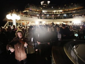 Lễ tưởng niệm các nạn nhân tàu Titanic ở Belfast, nơi con tàu được đóng (Nguồn: Reuters)