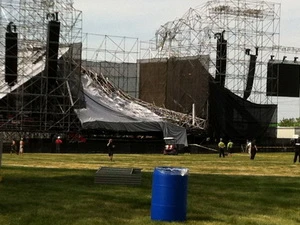 Sân khấu cho buổi biểu diễn của Radiohead bị sập (Nguồn: Hollywood Reporter)
