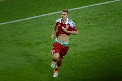 Bendtner bị phạt kỷ lục vì vụ "tụt quần" ăn mừng