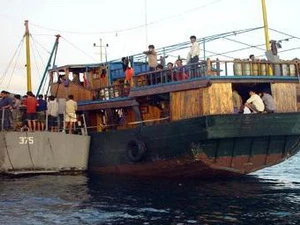 Ảnh do hải quân Philippines cung cấp ngày 18/4: Các ngư dân nước ngoài bị hải quân Philippines ngăn chặn ngoài bãi cạn Scarborough. Mọi tranh chấp trên biển Đông phải dựa trên các nền tảng pháp lý đã được quốc tế công nhận. (Nguồn: AFP/ TTXVN)