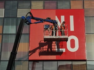 Các công nhân gỡ bảng hiệu Uniqlo của Nhật khỏi một trung tâm mua sắm ở Bắc Kinh (Nguồn: EPA)