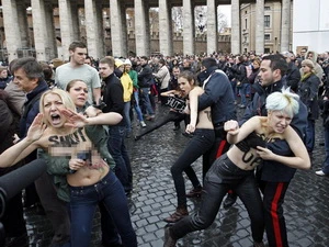 Biểu tình ngực trần ủng hộ đồng giới tại Vatican