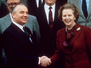 Margaret Thatcher là nhà lãnh đạo phương Tây đầu tiên bắt tay nhà lãnh đạo Liên Xô Mikhail Gorbachev (Nguồn: Rex Feature)