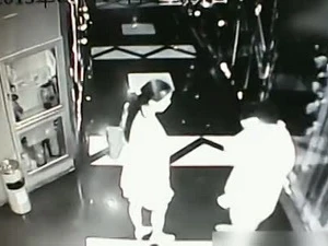 Hình ảnh trong video cho thấy một quan chức rời khách sạn với gái mại dâm (Nguồn: Shanghaist)