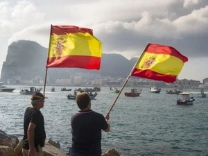 Ngư dân Tây Ban Nha vẫy quốc kỳ để phản đối Anh ở vịnh Algeciras (Nguồn: AFP)