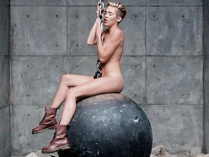 Đạo diễn MV của Miley Cyrus từng bị tố lạm dụng