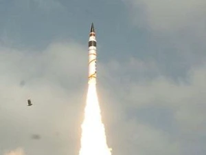 Ấn Độ đã tiến hành vụ thử tên lửa Agni-V có khả năng mang đầu đạn hạt nhân tại bãi thử trên đảo Wheeler, ngoài khơi bờ biển bang Odisha (Nguồn: The Hindu)