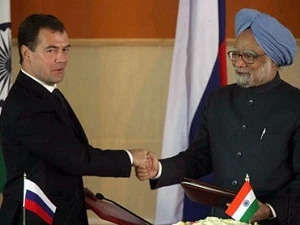 Thủ tướng Nga Dmitry Medvedev và Thủ tướng Ấn Độ Manmohan Singh (Ảnh tư liệu: WP)