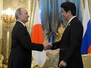Thủ tướng Nhật Bản Shinzo Abe và Tổng thống Nga Vladimir Putin bắt tay hồi tháng Tư 2013 (Ảnh tư liệu: AFP)