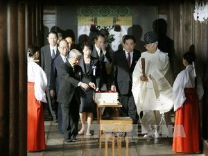 Các nghị sĩ Nhật Bản đến viếng đền Yasukuni nhân lễ hội mùa Thu (Nguồn: AFP)