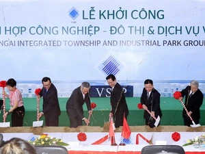 Thủ tướng Nguyễn Tấn Dũng và Thủ tướng Singapore Lý Hiển Long tại lễ khởi công Khu Công nghiệp Việt Nam - Singapore ở Quảng Ngãi tháng 9/2013 (Ảnh: Đức Tám - TTXVN)