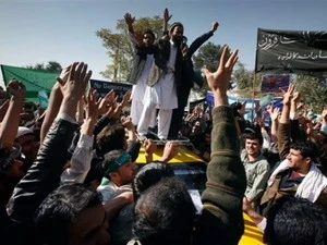 Sinh viên tại Kabul tổ chức tuần hành, biểu tình phản đối binh sĩ Mỹ đốt kinh Coran. (Ảnh: AP)