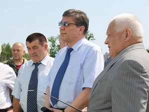 Ông Vladimir Popovkin đến thăm nơi sẽ xây dựng sân bay vũ trụ tại tỉnh Amua. (Nguồn: en.rian.ru)