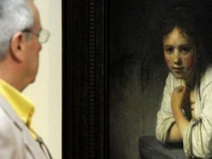 Một người đàn ông đang chiêm ngưỡng 1 bức tranh của Rembrandt van Rijn. (Nguồn: bangkokpost.com) 