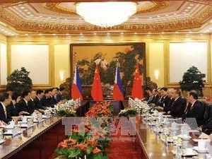 Chủ tịch Hồ Cẩm Đào (thứ 4, trái) và Tổng thống Aquino (thứ 5, phải) tại cuộc hội đàm ở Bắc Kinh, ngày 31/8. (Nguồn: THX/TTXVN) 