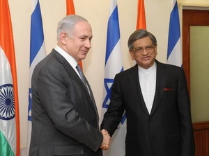 Thủ tướng Israel Benjamin Netanyahu (trái) và Ngoại trưởng Ấn Độ S.M. Krishna (phải). (Nguồn: Getty Images)