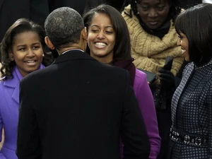 Barack Obama cùng vợ và hai cô con gái. (Nguồn: yahoo.com)