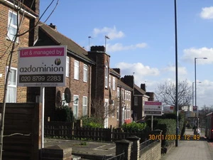 Thông báo bán nhà mọc lên san sát dọc đường A40 ở London. (Ảnh: Lê Phương) 