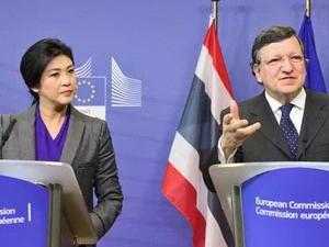 Chủ tịch Ủy ban châu Âu Jose Manuel Barroso và Thủ tướng Thái Lan Yingluck Shinawatra. (Nguồn: Xinhua)