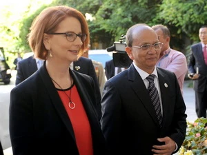 Thủ tướng Australia Julia Gillard và Tổng thống Myanmar U Thien Sein. (Nguồn: zimbio.com)