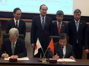 Đại diện hai viện nghiên cứu Việt Nam và Nhật Bản ký kết thoả thuận. (Ảnh: Hữu Thắng/Vietnam+) 