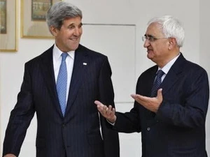 Ông Salman Khurshid (phải) và ông John Kerry. (Nguồn: images.jagran.com)