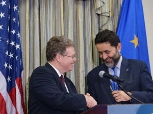 Đại diện đàm phán Mỹ Dan Mullaney (trái) và trưởng đoàn đàm phán EU Ignacio Garcia-Bercerco. (Nguồn: AFP)