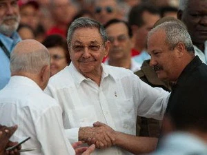 Chủ tịch Raul Castro (giữa ) tham dự lễ kỷ niệm Ngày tấn công trại lính Moncada hồi năm 2011. (Nguồn: AFP/TTXVN)