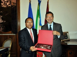 Thị trưởng Rome Marino tặng quà lưu niệm cho Đại sứ Nguyễn Hoàng Long. (Ảnh: Minh Đức/Vietnam+)