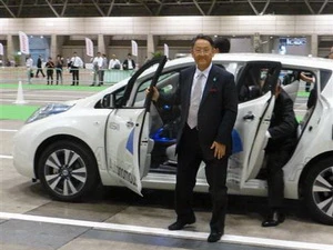 Chủ tịch Toyota đã lên thử một chiếc xe tự động của Nissan. (Nguồn: Sankei Biz) 