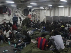Những người di cư được giải cứu đều là nam giới và đã được cung cấp lương thực. (Nguồn: U.S. Navy)