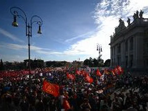 Người biểu tình tại Rome ngày 19/10. (Nguồn: bangkokpost.com)