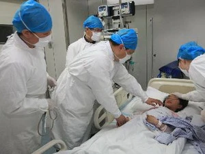 Nhân viên y tế chăm sóc em bé bị nhiễm cúm H7N9 tại bệnh viện Ditan Bắc Kinh ngày 12/4. (Nguồn: THX/TTXVN)