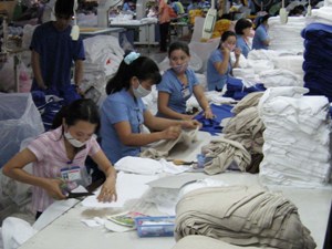 Tại nhiều doanh nghiệp nhỏ và vừa trong ngành dệt may, mức lương công nhân không đáp ứng nổi nhu cầu cuộc sống. (Ảnh minh họa: Internet)