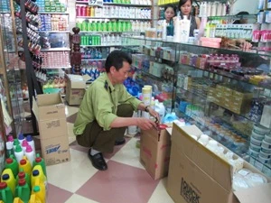 Đội quản lý thị trường số 16, chi cục quản lý thị trường HN, tạm giữ một số mặt hàng mỹ phẩm tại 16 Kim Giang, Thanh Xuân (Ảnh:Đức Duy/Vietnam+)