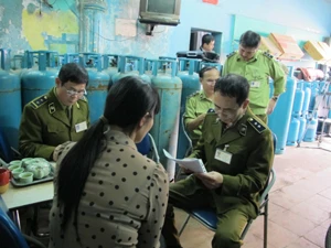 Lực lượng QLTT Hà Nội kiểm tra việc kinh doanh Gas trên địa bàn (Ảnh: Đức Duy/Vietnam+)