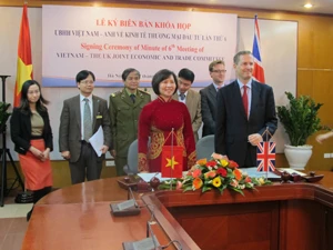 Lễ ký kết biên bản biên bản khóa họp Ủy ban hỗn hợp Việt Nam-Anh JETCO 6 tại Hà Nội chiều 7/12. (Ảnh: Đức Duy/Vietnam+)