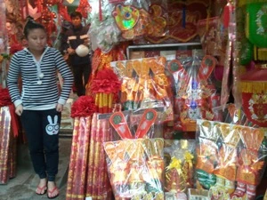 “Trang phục” ông Công ông Táo tăng giá trên thị trường (Tâm Tâm/Vietnam+)