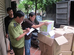 Đội QLTT số 5 Hà Nội đang thu giữ và kiểm đếm hàng hóa nhập lậu. (Ảnh: Đức Duy/Vietnam+)